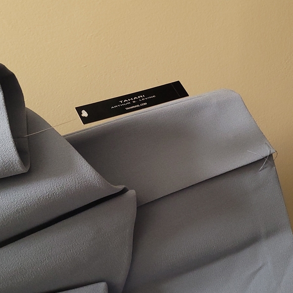 TAHARI  SUITS. - Picture 12 of 12